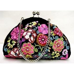 Vera Bradley NWT embroidered 💋 
lock clutch